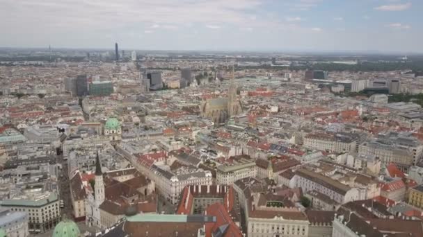 Vienna city skyline aerial shot. AERIAL view of Vienna. Кафедральные соборы и городской пейзаж Вены, Австрия — стоковое видео