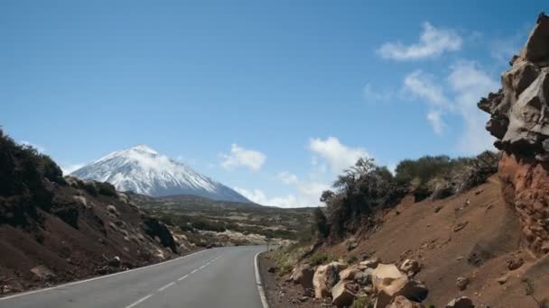 Dirigir um carro no Parque Nacional Teide, Tenerife, Ilhas Canárias, Espanha. Paisagem vulcânica do deserto rochoso — Vídeo de Stock