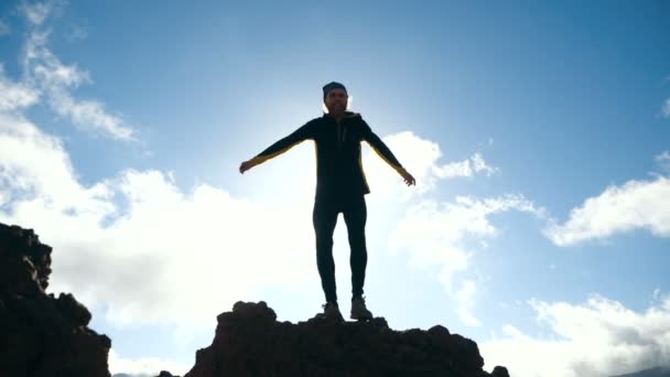 L'uomo salta contro il bel cielo al rallentatore. Luce del sole . — Video Stock