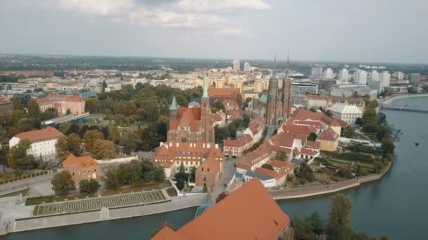 Flygbild över katedralens ö i Wroclaw, Polen — Stockvideo