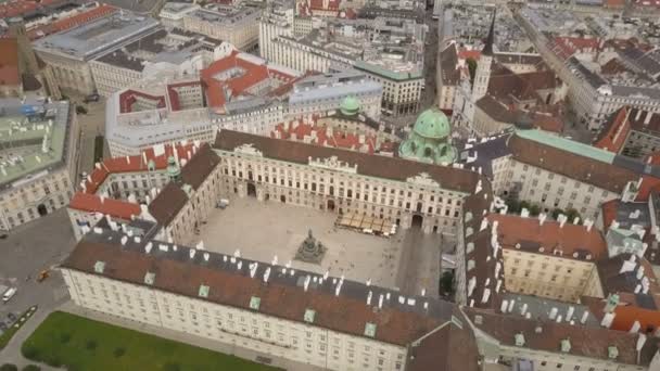 Vienna city skyline aerial shot. AERIAL view of Vienna. Кафедральные соборы и городской пейзаж Вены, Австрия — стоковое видео
