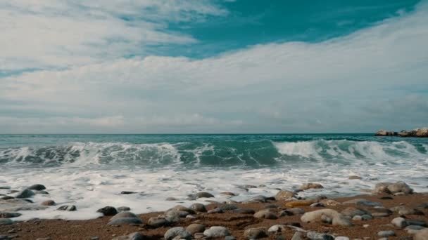 Ondas grandes estão batendo em pedras e pulverizando em câmera lenta. Praia bonita na Crimeia com pedras e areia , — Vídeo de Stock