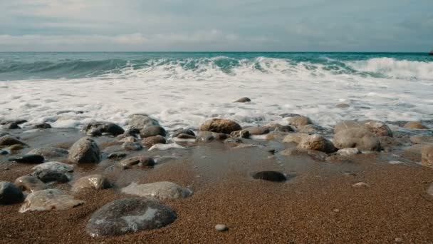 Les grosses vagues s'écrasent sur les pierres et pulvérisent au ralenti. Belle plage en Crimée avec des pierres et du sable , — Video