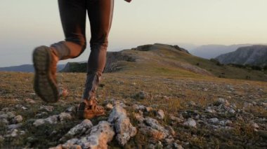 Genç adam ve kadın dağlarda koşu yapıyorlar. Koşu, spor, Fitness ve sağlıklı yaşam tarzı açık havada yaz doğa
