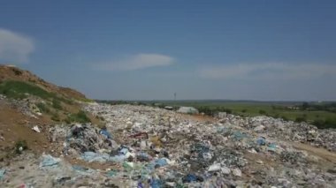 Şehir çöplük havadan görünümü. Gıda Atıkları Ile Beslenen Martılar Üzerinde Uçuyor.