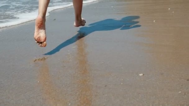 活跃的运动赤脚女人在海边以慢动作奔跑。妇女健身、慢跑训练和体育活动 — 图库视频影像