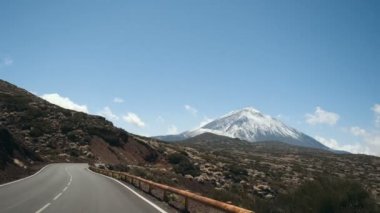 Teide Milli Parkı, Tenerife, Kanarya Adaları, İspanya bir araba sürüş. Volkanik kayalık çöl manzarası