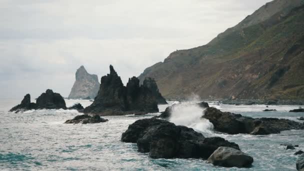 在加那利群岛特内里费岛缓慢运动的海浪。巨浪冲击岩石并喷洒. — 图库视频影像