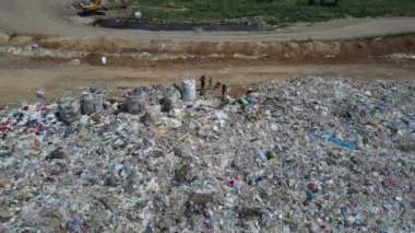 Şehir çöplük havadan görünümü. Çocuklu Çingene aile biraz para kazanmak için çöp ayırıyor