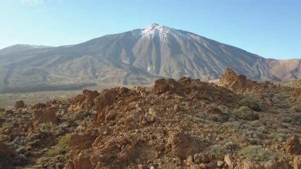 Vista aérea del volcán del Teide, Tenerife, Islas Canarias, España. Vuelo sobre desierto volcánico frente a cima del volcán . — Vídeos de Stock