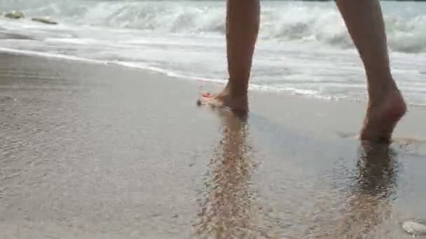 Actieve sportieve Barefoot Woman loopt langs Seashore in slow motion. Vrouw fitness, jogging training en sportactiviteit — Stockvideo