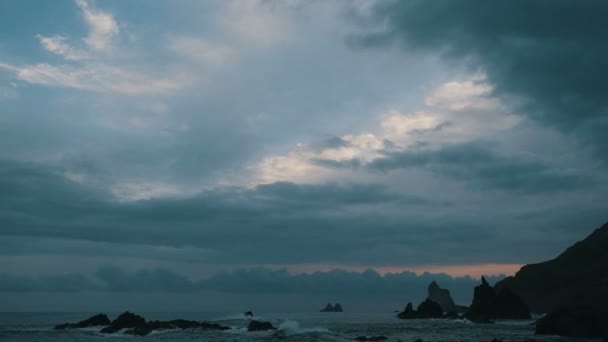 Festői 4k TimeLapse a nap beállítást az Atlanti-óceánon. Naplemente viharos felhők az óceán Tenerife Tenerifén, — Stock videók