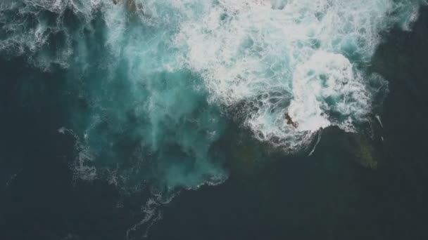 Vista aerea dall'alto delle onde oceaniche che si infrangono su rocce scure, Isole Canarie, Tenerife, Spagna — Video Stock