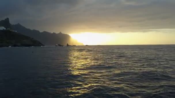 수평선에 아름다운 일몰과 산을 직면 바다 파도 위의 비행. 테네리페, 카나리아 제도, 스페인에 아름다운 일몰의 공중 무인 항공기 샷 — 비디오