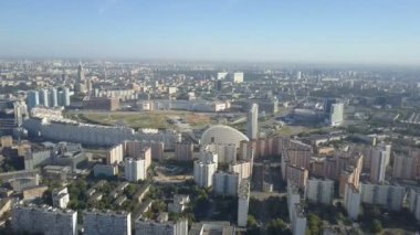 Moskova Şehri havadan görünümü. Moskova şehrinin yerleşim bölgelerinin drone atışı. Güneşli gün moskova şehir manzarası.