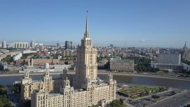 Vista aérea do hotel Ucrânia em Moscou. Velha Rússia soviética Estaline arranha-céus no coração da cidade de Moscou moderna. Kutuzov avenida tráfego diurno . — Vídeo de Stock