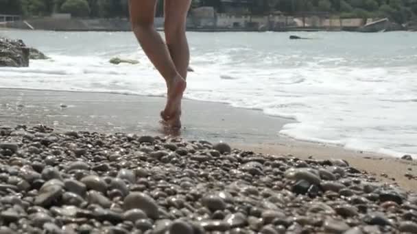 Active sporty barefoot woman walks along seashore in SLOW MOTION. Woman fitness, jogging training and sport activity — Stock Video