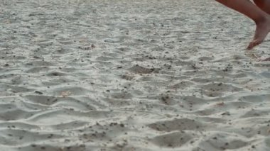 Aktif sportif yalınayak kadın Slow Motion bir kum plajında çalışır. Kadın fitness, koşu eğitimi ve spor aktivitesi