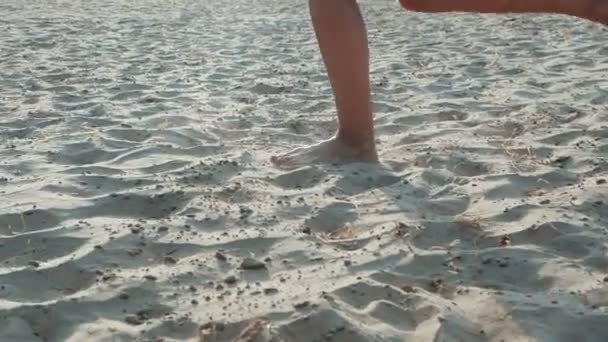 Une femme sportive et sportive aux pieds nus court sur une plage de sable à SLOW MOTION. Femme fitness, jogging et activité sportive — Video