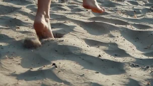 Активная спортивная босиком женщина бегает по песчаному пляжу в медленном движении. Фитнес, бег трусцой и спортивная активность — стоковое видео