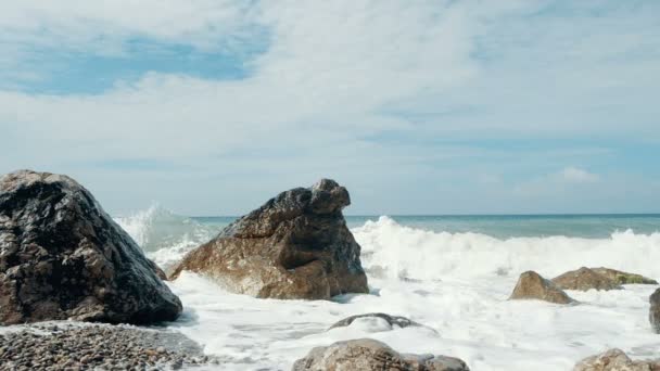 Les grosses vagues s'écrasent sur les pierres et pulvérisent au ralenti. Belle plage en Crimée avec des pierres et du sable , — Video