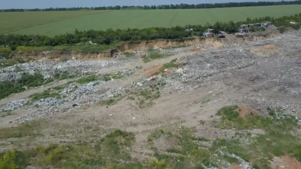 Vista aérea do depósito de lixo da cidade. Família cigana com filhos separa lixo para ganhar algum dinheiro — Vídeo de Stock