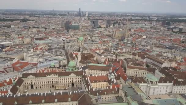 Vienna city skyline aerial shot. AERIAL view of Vienna. Кафедральные соборы и городской пейзаж Вены, Австрия — стоковое видео