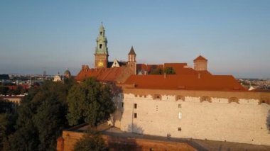 Royal Wawel Katedrali ve Krakow, Polonya, Vistula nehir, Park, Bahçe ve gün batımı ile turist kale havadan görünümü. Arka planda eski şehir