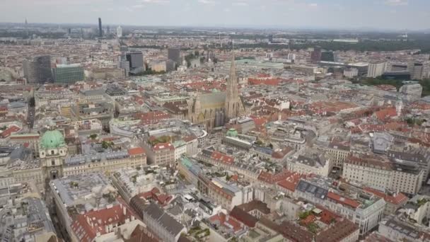 Wiedeńska panorama miasta. AERIAL widok na Wiedeń. Katedry i krajobraz miasta Wiedeń, Austria — Wideo stockowe