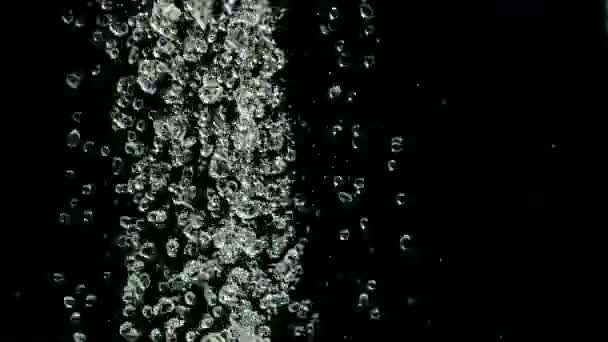 Opadające krople deszczu w zwolnionym tempie na czarnym tle. Opadające kropelki wody na czarnym tle. — Wideo stockowe