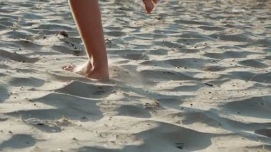 Aktif sportif yalınayak kadın Slow Motion bir kum plajında çalışır. Kadın fitness, koşu eğitimi ve spor aktivitesi
