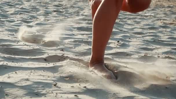 Ενεργό σπορ ξυπόλητη γυναίκα τρέχει σε μια παραλία άμμου σε αργή κίνηση. Γυμναστική γυναίκα, προπόνηση τζόγκινγκ και αθλητική δραστηριότητα — Αρχείο Βίντεο