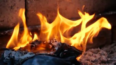 Kitap sayfaları yanıyor. Yanan kitapların bonfire