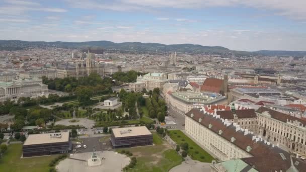 Bécs város légi felvételei. AERIAL kilátás Bécsre. Székesegyházak és városkép Bécs városa, Ausztria — Stock videók