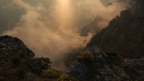 Belo pôr do sol dramático com nuvens coloridas e costa maravilhosa de cima no Cabo Aya na Crimeia . — Vídeo de Stock