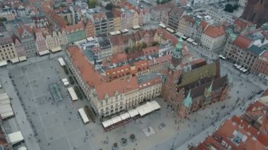 Wroclaw şehrinin havadan görünümü. Güzel, eski kasaba. Büyük bir Polonya şehir kalabalık Pazar Meydanı.