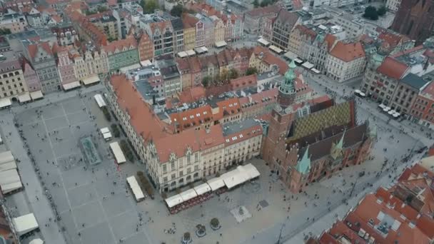 Letecký pohled na město Wroclaw. Krásné, staré město. Přeplněné tržiště velkého polského města. — Stock video