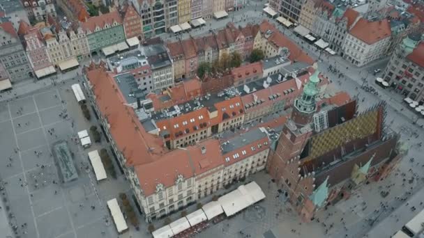 Letecký pohled na město Wroclaw. Krásné, staré město. Přeplněné tržiště velkého polského města. — Stock video