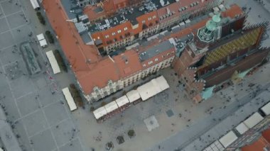 Wroclaw şehrinin havadan görünümü. Güzel, eski kasaba. Büyük bir Polonya şehir kalabalık Pazar Meydanı.