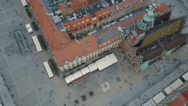 Wroclaw şehrinin havadan görünümü. Güzel, eski kasaba. Büyük bir Polonya şehir kalabalık Pazar Meydanı. — Stok video
