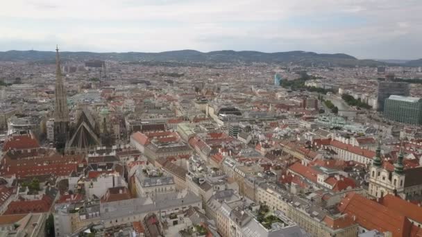 ウィーンの航空写真。オーストリア、ウィーンの大聖堂と都市景観都市。ウィーン市のスカイライン空中写真. — ストック動画