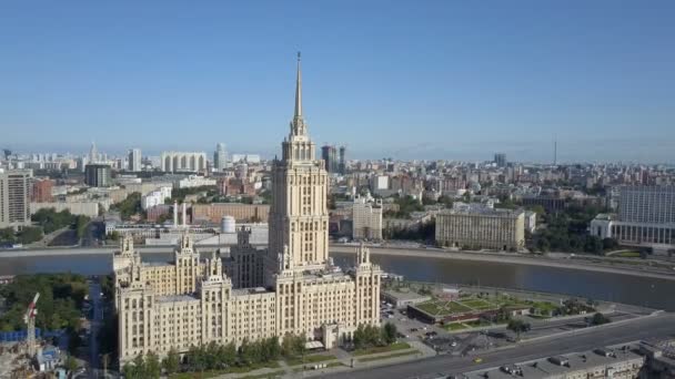 Flygfoto över hotel Ukraine i Moskva. Gamla sovjetiska Ryssland Stalin höga skyskrapor i hjärtat av moderna Moscow City. Kutuzov avenue dag trafik. — Stockvideo