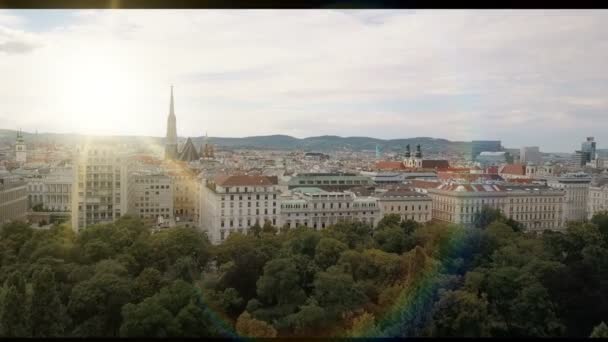 Vienna City skyline luchtfoto schot. Luchtfoto van Wenen. St. Stephens Cathedral en Cityscape stad Wenen, Oostenrijk — Stockvideo