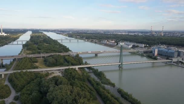 Vista aerea della moderna città di Vienna. Volare sul ponte danubiano con traffico di attraversamento — Video Stock