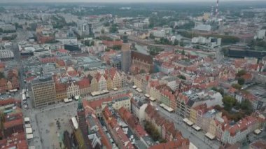 Wroclaw şehrinin havadan görünümü. Güzel, eski şehir. Büyük bir Avrupa şehrinin Kalabalık Pazar meydanı.