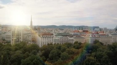 Viyana şehir silüeti hava atışı. Viyana 'nın havadan görünümü. St. Stephens Katedrali ve Cityscape City of Vienna, Avusturya