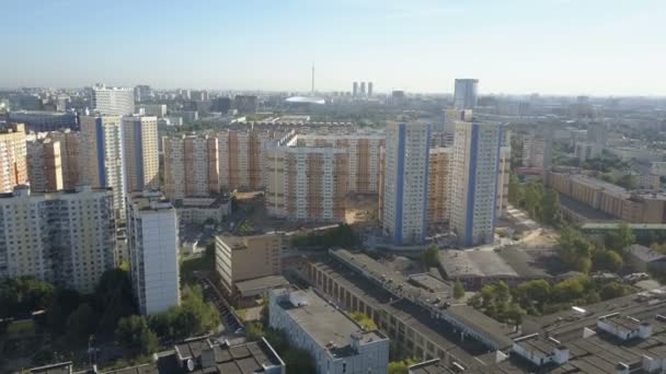 Vista aerea di Mosca City. Un colpo di droni nei quartieri residenziali di Mosca City. Giorno pieno di sole falcio paesaggio urbano . — Video Stock