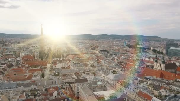 Vienna City Skyline lotnicze strzał. Widok z lotu ptaka na Wiedeń. St. Stephens Katedra i gród miasto Wiedeń, Austria — Wideo stockowe