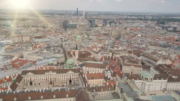 Tiro aéreo no horizonte da cidade de Viena. Vista AERIAL de Viena. St. Stephens Cathedral and cityscape Cidade de Viena, Áustria — Vídeo de Stock