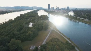 4k Viyana hava dansı. Tuna nehri üzerinde Donauinsel üzerinde uçuyor. Donau şehir ve Uno şehir havadan görünümü. wake park.